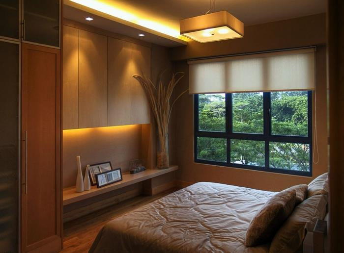 vasarnamio stiliaus pagrindinis miegamasis, lentyna su sandėliavimo niša, langas su žaliu vaizdu