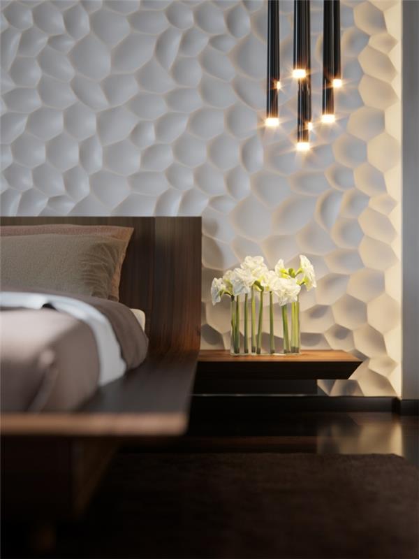 modernios lempos, pakabinami žibintai, medinis naktinis stalas, medinė lova su platforma, reljefinė siena