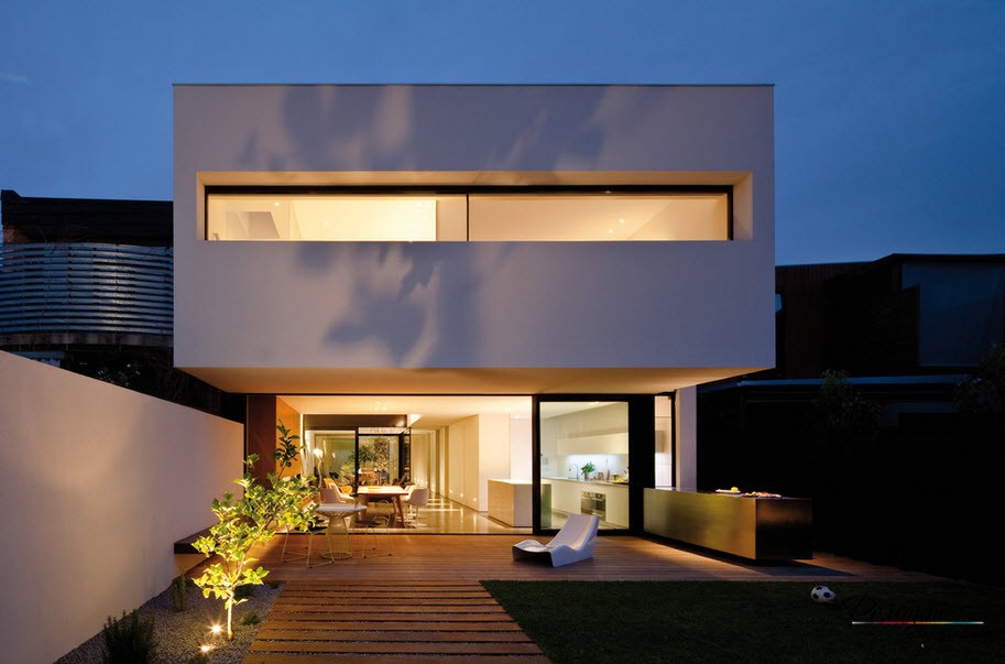 Hiša v minimalističnem slogu s panoramskimi okni