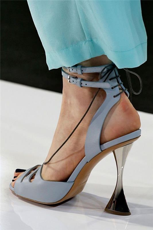 elegantna vizija v turkizno modrih hlačah s fluidnim dizajnom v kombinaciji s sandali z visokimi petami