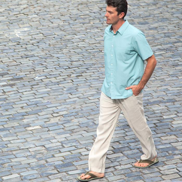moška poletna obleka bež lanene hlače in modro zelena srajca