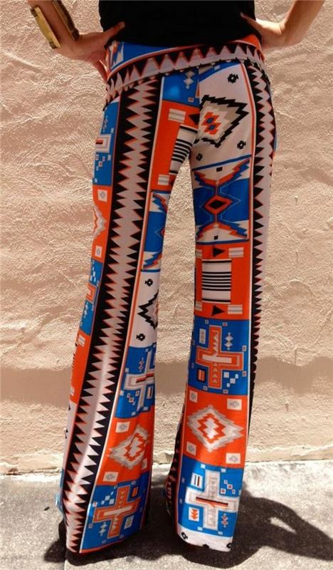 bele tekoče hlače v slogu etničnega šika, obleka z geometrijskimi vzorci v modri in oranžni barvi