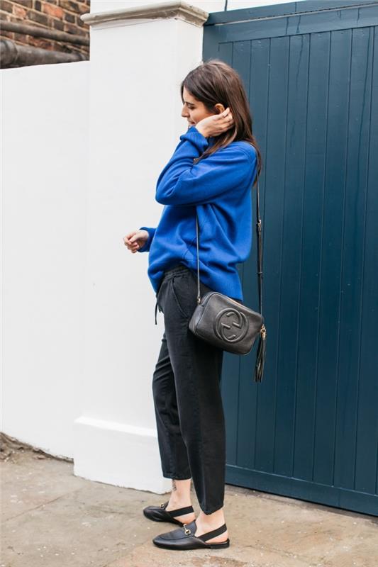 trendi oblačil za nosečnice, ohlapen model puloverja v modri barvi v kombinaciji s tekočimi črnimi hlačami