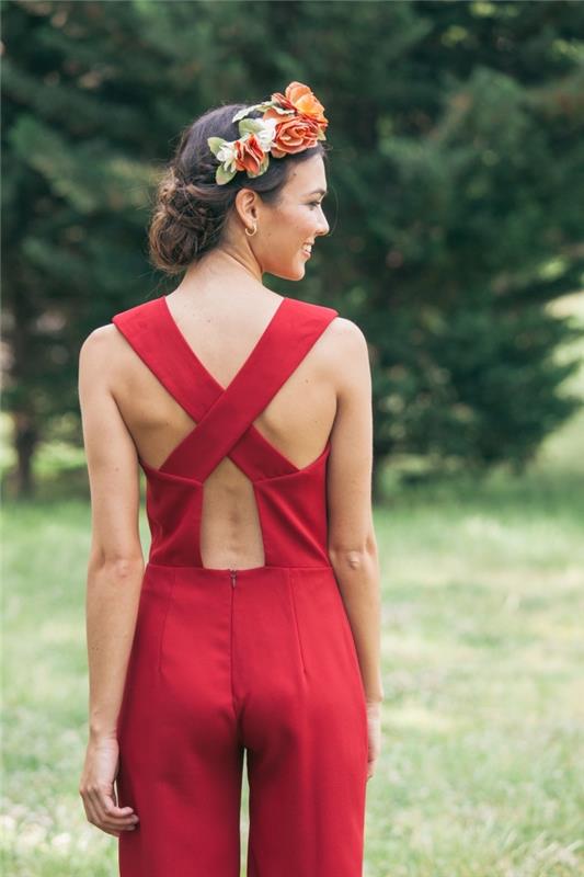 kakšna pričeska za svatbo, eleganten ženski model kombinezona v rdeči barvi s tekočimi nogami in prekrižanim hrbtom