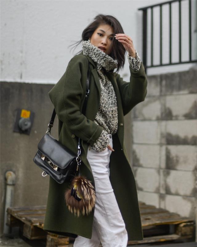 modaya uygun bir kış kadını görünümü için renkler, büyük boy gri kazak ile yüksek bel pantolonlarda rahat şık stil