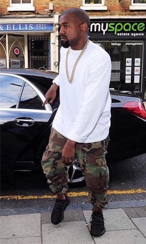 Vyriškos kelių kišenių kelnės, užmaskuotos „Kanye West“ krovinių mūšyje