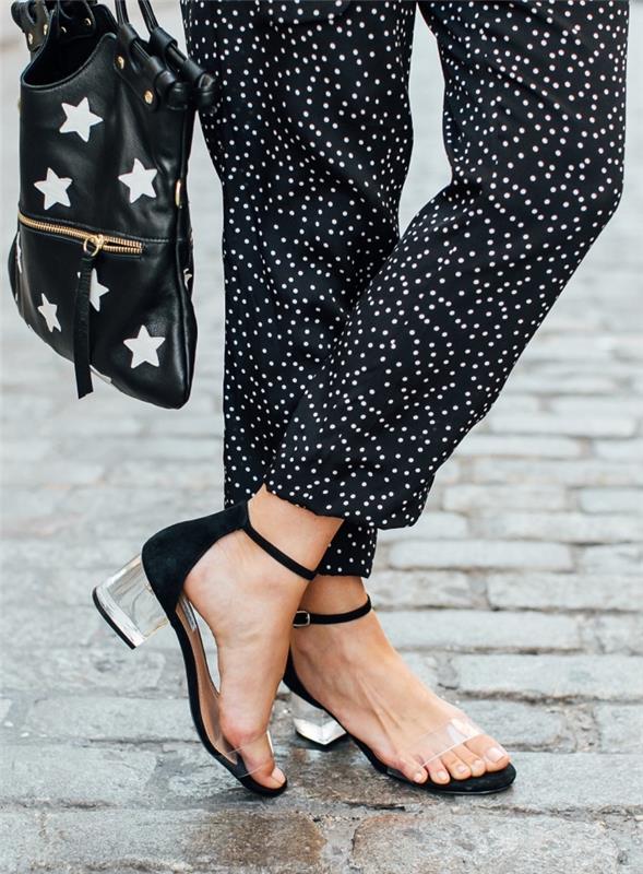 zamisel, kako se dobro obleči v belo in črno za ženske, model črne usnjene torbice z zvezdico v kombinaciji s ploskimi sandalami