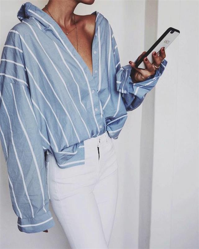 Čudovite kavbojke iz jeansa izgledajo v italijanskih elegantnih belih hlačah cool woman idea modra srajca s črtami