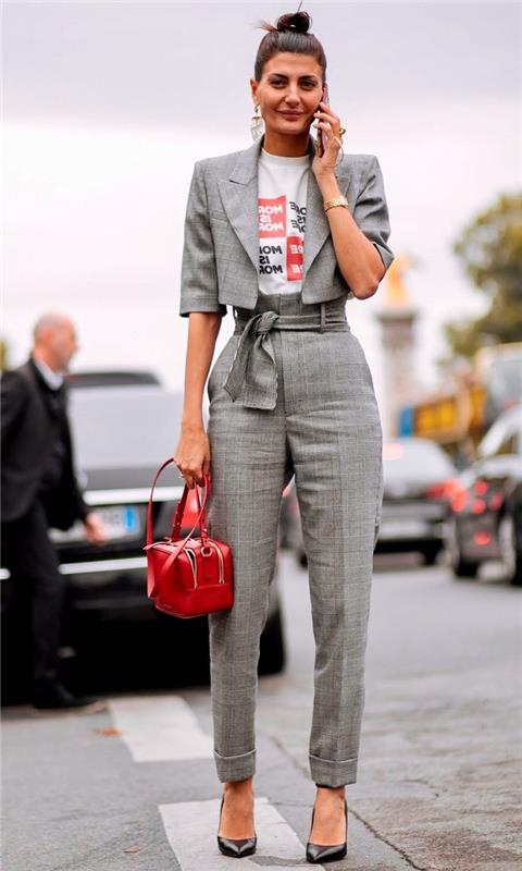 elegantne ženske hlače z visokim pasom, ki povečujejo postavo v kombinaciji z odrezanim vrhom in grafično majico