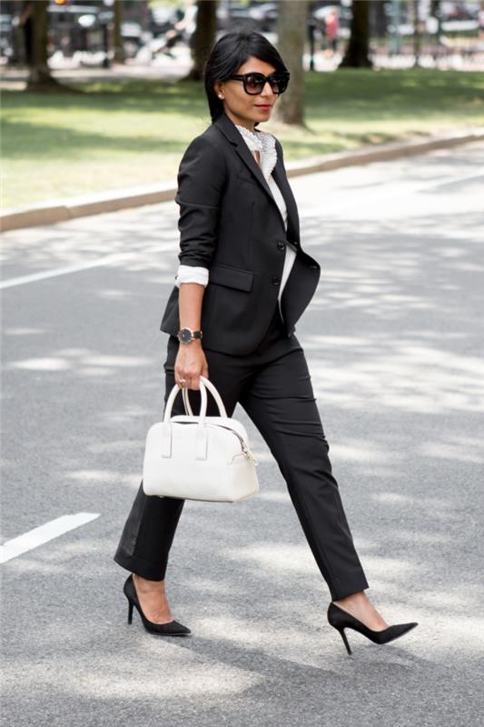beyaz gömlek ve el çantası ile birlikte siyah kadın takım elbise seti ile şık bir kıyafet fikri