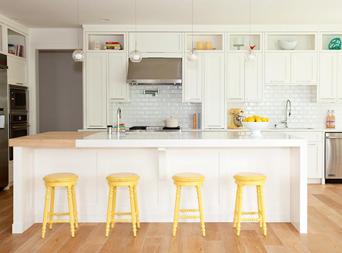parlak sarı tezgah ve bar sandalyeleri ile beyaz pantone 2021 renk trendi mutfak