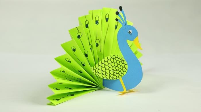 birincil manuel aktivite, yeşil kağıt yelpazesi ve mavi kağıt yaprağı gövdesi ile kolay bir tavus kuşu nasıl yapılacağına dair fikir
