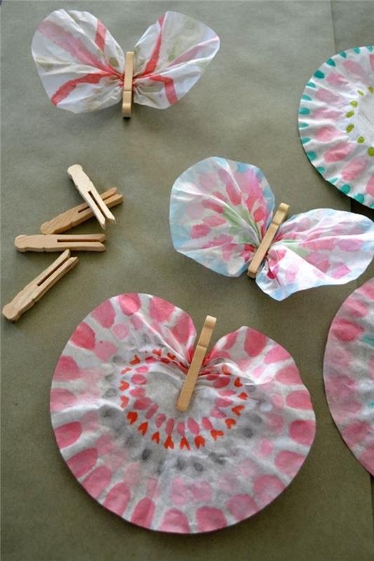 spalvingi drugeliai, pagaminti iš popieriaus, ir drabužių segtukai, vaikų žaidimai patalpose