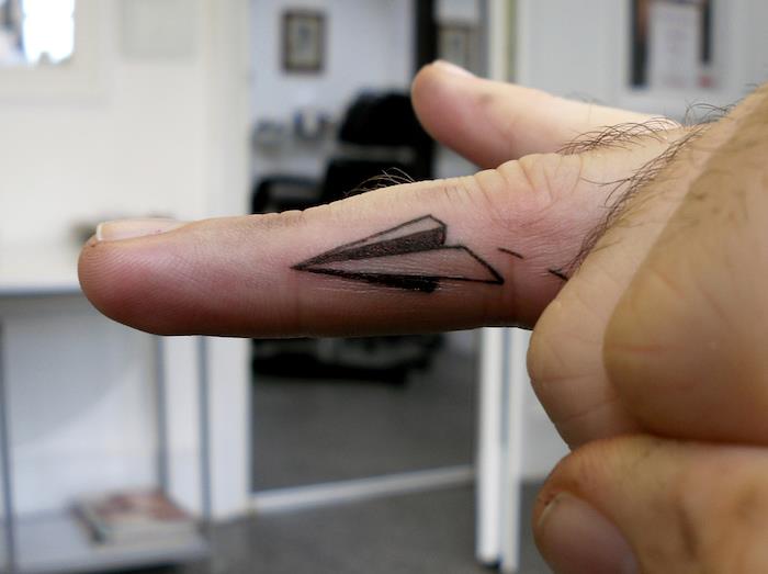 ideja tetovaža prst človek simbol svoboda risanje potovalnega letala papir