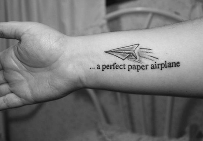 velika papirnata tetovaža letala na podlakti fraza potovanje počitnice citat