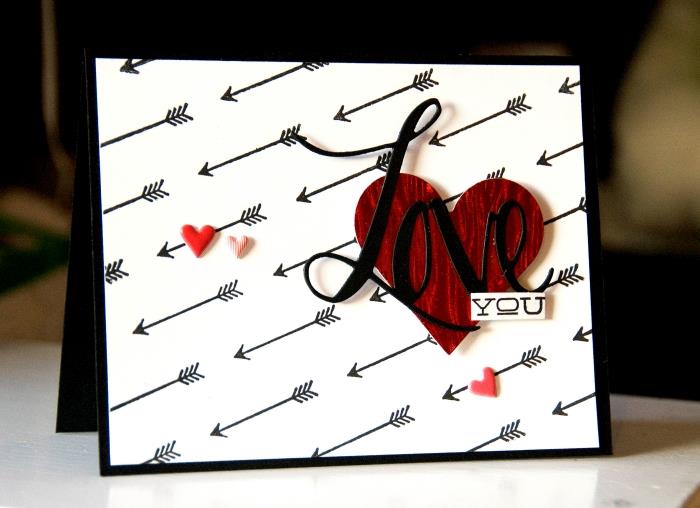 Valentino dienos kūrybinio projekto idėja, pasidaryk pats meilės atvirukas iš balto popieriaus su didele širdimi ir meilės raidėmis