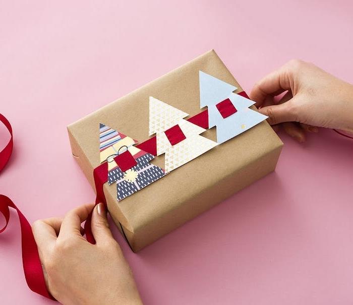 dovanų pakavimo dėžutė Kalėdoms iš kraftpopieriaus ir spalvoto kartono eglutės su raudona juostele