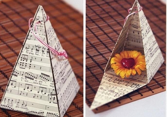 popierinė partitūra-muzika, paversta į piramidės dėžutę-idėja, kaip pasidaryti popierinę dėžutę
