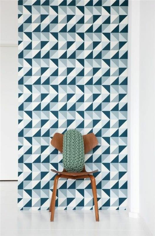 geometrinis-tapetai-balta-mėlyna-tamsiai-medinė-kėdė-medinė-kėdė