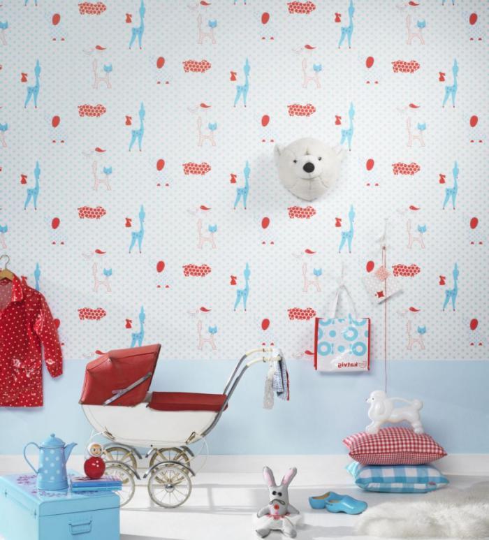beyaz-duvar kağıdı-kırmızı-mavi-desenli-bebek odası