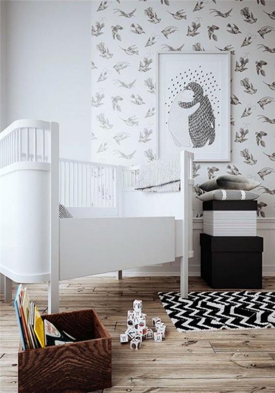 beyaz-duvar kağıdı-ve-ahşap-zemin-beyaz-bebek odası