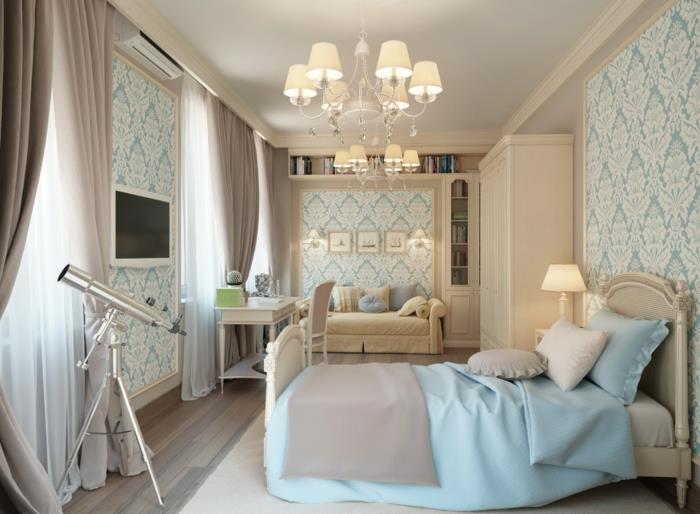 romantiškas miegamojo dekoras, barokinis lubų šviestuvas, modernaus baroko stiliaus lova, teleskopas, baroko tapetai
