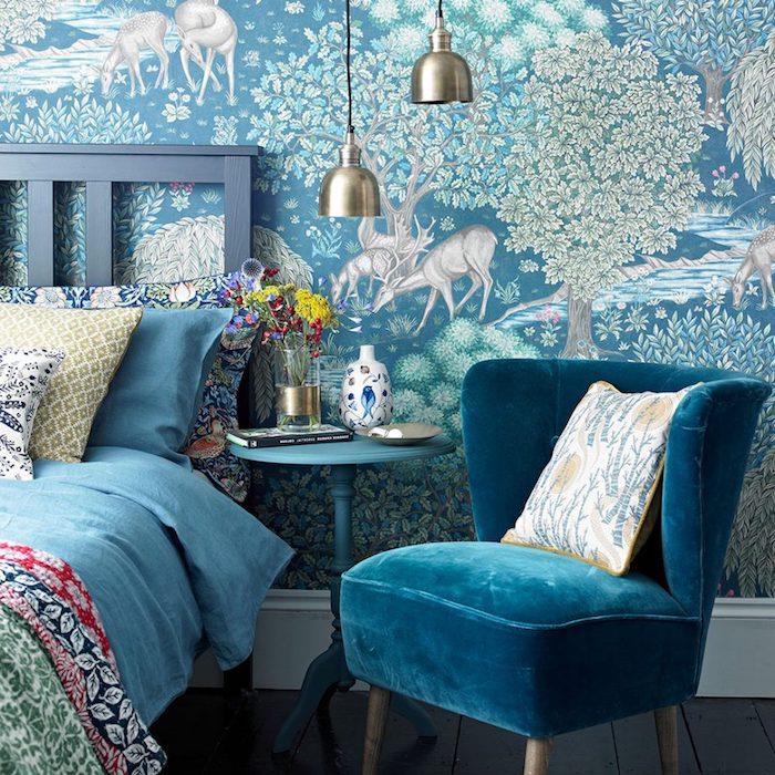 ağaçlar ve hayvanlar ile orman motifli mavi yatak odası goblen modeli, gri yatak, mavi nevresim ve çiçek desenli, ördek mavi koltuk