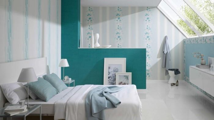 modra dekoracija spalnice za odrasle, bela postelja, nočne svetilke, steklena nočna omarica, veliko stropno okno