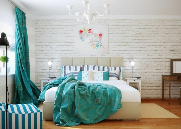 modra dekoracija spalnice za odrasle, lesena tla, beli lestenec, črna svetilka, turkizne zavese