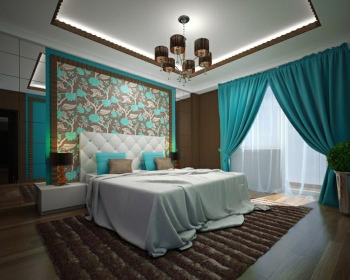 modra in rjava spalnica za odrasle, spuščeni strop, preproga iz umetnega krzna