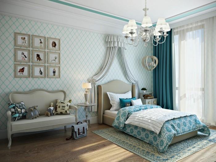 turkizna spalnica, lesena tla, veliko okno, bela in turkizna prevleka za posteljo