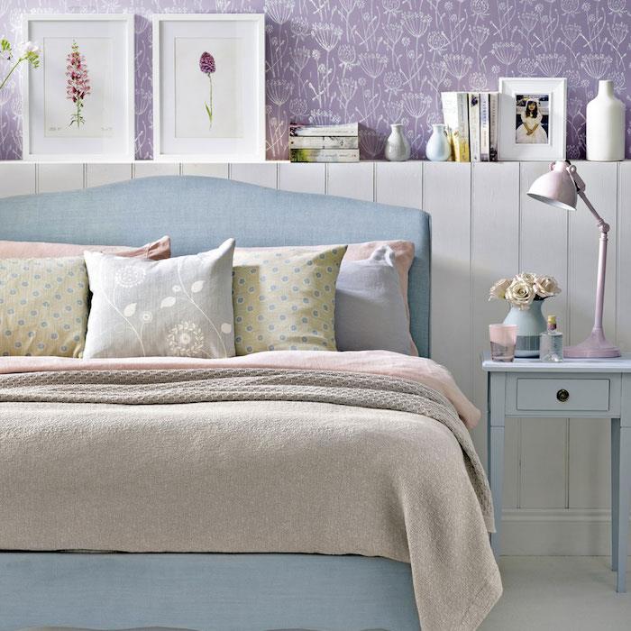 vijolična tapeta za spalnico z belimi cvetličnimi vzorci, modra postelja, siva, roza in pastelno zelena posteljnina, dekoriranje spalnice, modra nočna omarica