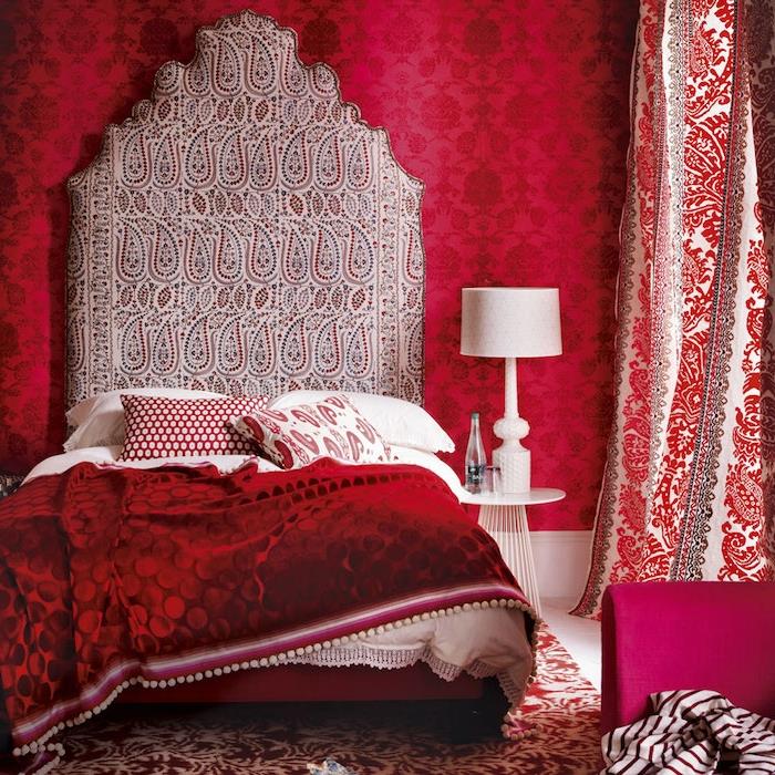 model ozadja za spalnico, baročni slog, rdeča stenska tapiserija, posteljnina, bele in rdeče zavese in preproga, fotelj fuschia