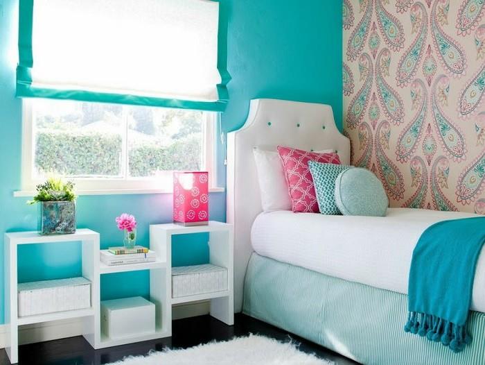 ideja za barvo spalnice, temen parket, preproga iz umetnega krzna, turkizne okrasne blazine