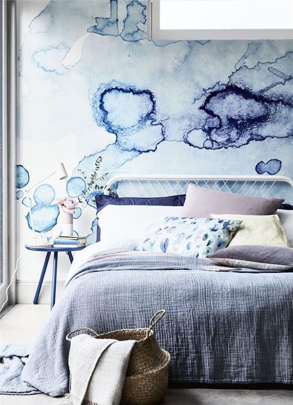 model ozadja za spalnico, modre pike na belem ozadju, učinek akvarela, sivo posteljnina, blazine, bela, modra, rumena in roza, košara za shranjevanje odej