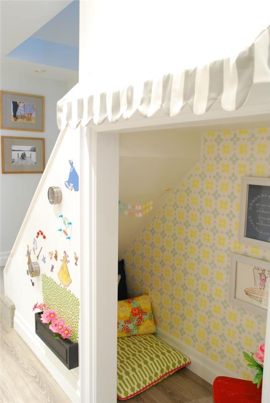 merdiven dekoratif minderler altında renkli sarı duvar kağıdı oyun odası dekorasyonu