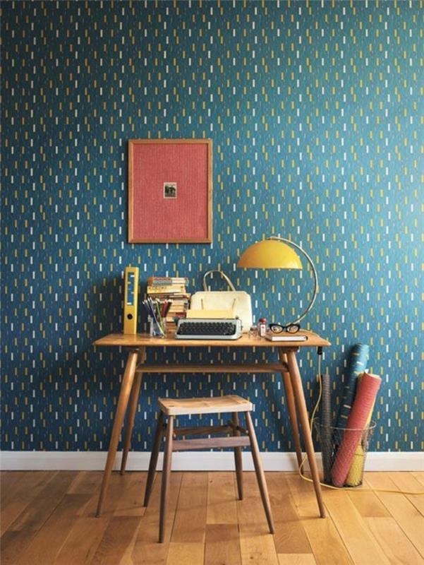 tamsiai mėlynos spalvos geometrinio dizaino tapetai-šviesios medinės grindys-medinė kėdė