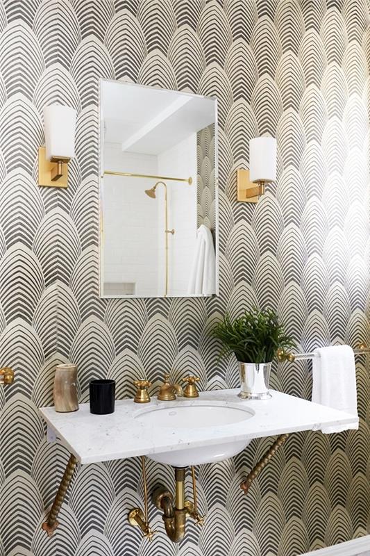 balti ir juodi vandeniui atsparūs tapetai „Art Deco“ baltas vonios kambarys su žalvario akcentais sieninė sieninė kriauklė