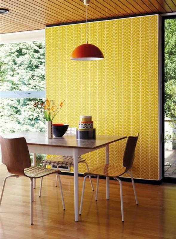 geltoni-tapetai-virtuvei-medinės grindys-modernūs-virtuvės baldai