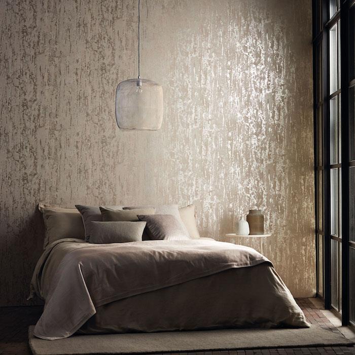 duvar kaplaması, metalik efekt, kullanılmış görünüm, gri yatak örtüsü, orijinal asma lamba, gri halı