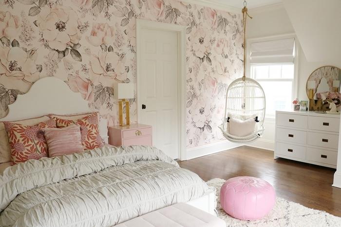 dideli gėlių rašto tapetai šviesiai rožinis naktinis staliukas baltos ir auksinės dizainerio naktinės lempos paauglių miegamojo tapetai