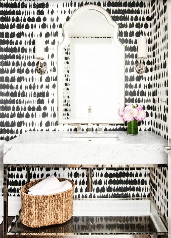 črno-bele-tapete-v-kopalnici-s-steno-ogledalo-in-rože-v-kopalnici