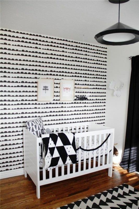 črno-bele-tapete-za-otroško sobo-temno-leseno-parket