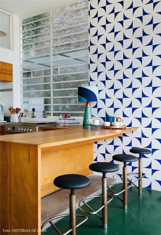 ahşap mutfağı vintage bir hisle uyandırmak için deco fikri, beyaz ve mavi vintage desenlere sahip deco duvar kağıdı