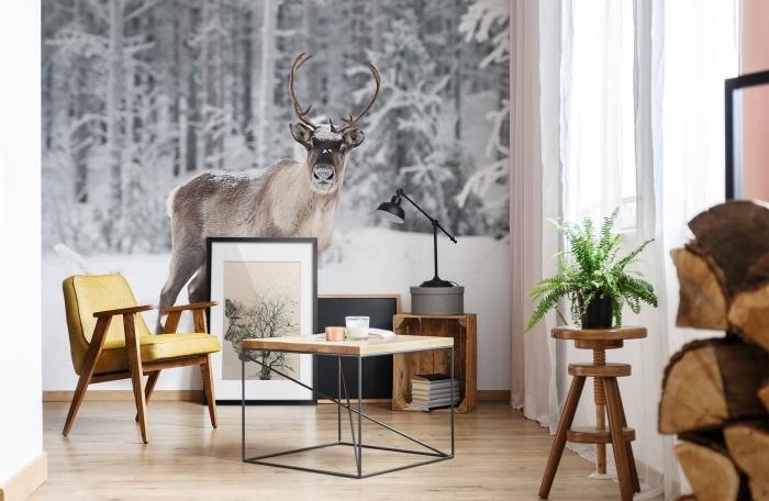 Šiaurietiškas dekoras nedidelėje svetainėje su medinėmis grindimis ir gyvūnų dizaino tapetų siena, šviesiais mediniais baldais