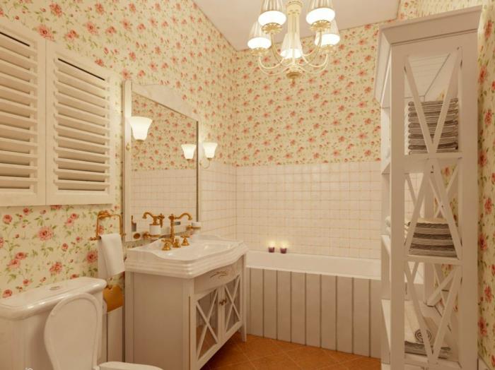 küçük banyo, çiçek motifli eski püskü duvar kağıdı, beyaz lavabo, beyaz şifonyer ve altın musluk, beyaz sütunlu dolap, barok tavan lambası