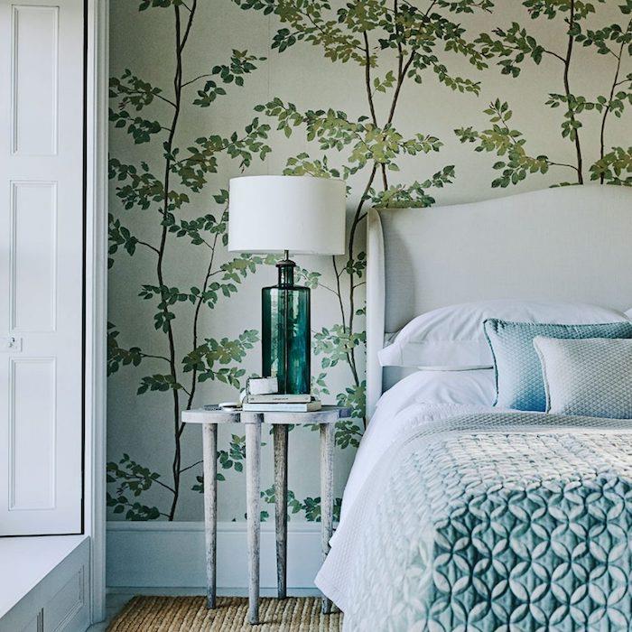 yetişkin yatak odası duvar kağıdı, yeşillik, beyaz yatak, mavi-yeşil battaniye, kahverengi halı, ahşap komodin, orijinal zemin lambası