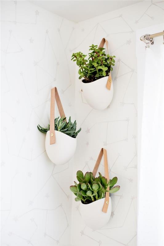 beyaz ve ahşap saksı tutuculu duvar dekorasyonu, duvarlardaki bitkilerle iç mekanınızı nasıl dekore edeceğinize dair fikir