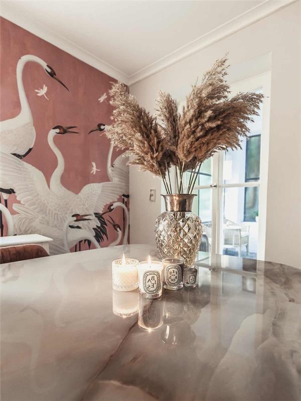 pişmiş toprak duvar kağıdı leylek desenleri bitki tüy silgi masa mermer mumlar vazo cam modern yemek odası dekoru