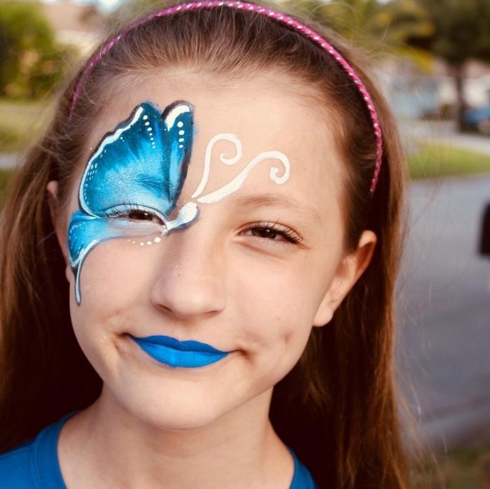 nariši pustno masko z barvo na obrazu, modri vzorec metulja s senčenimi krili na obrazu deklice